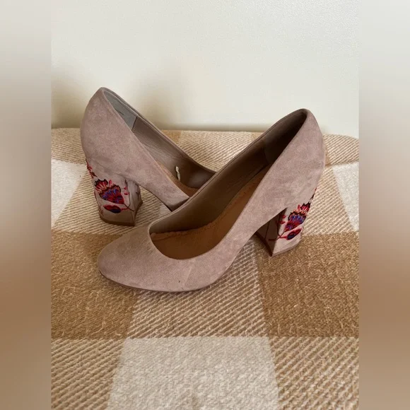 Restricted Chunky Embroidered Heels - Picture 3 of 6